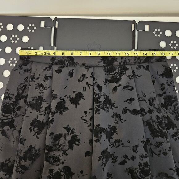 Torrid Black Goth Flocked Roses Print Pleated Pockets Mini Skirt | Women's 12 - Picture 7 of 11